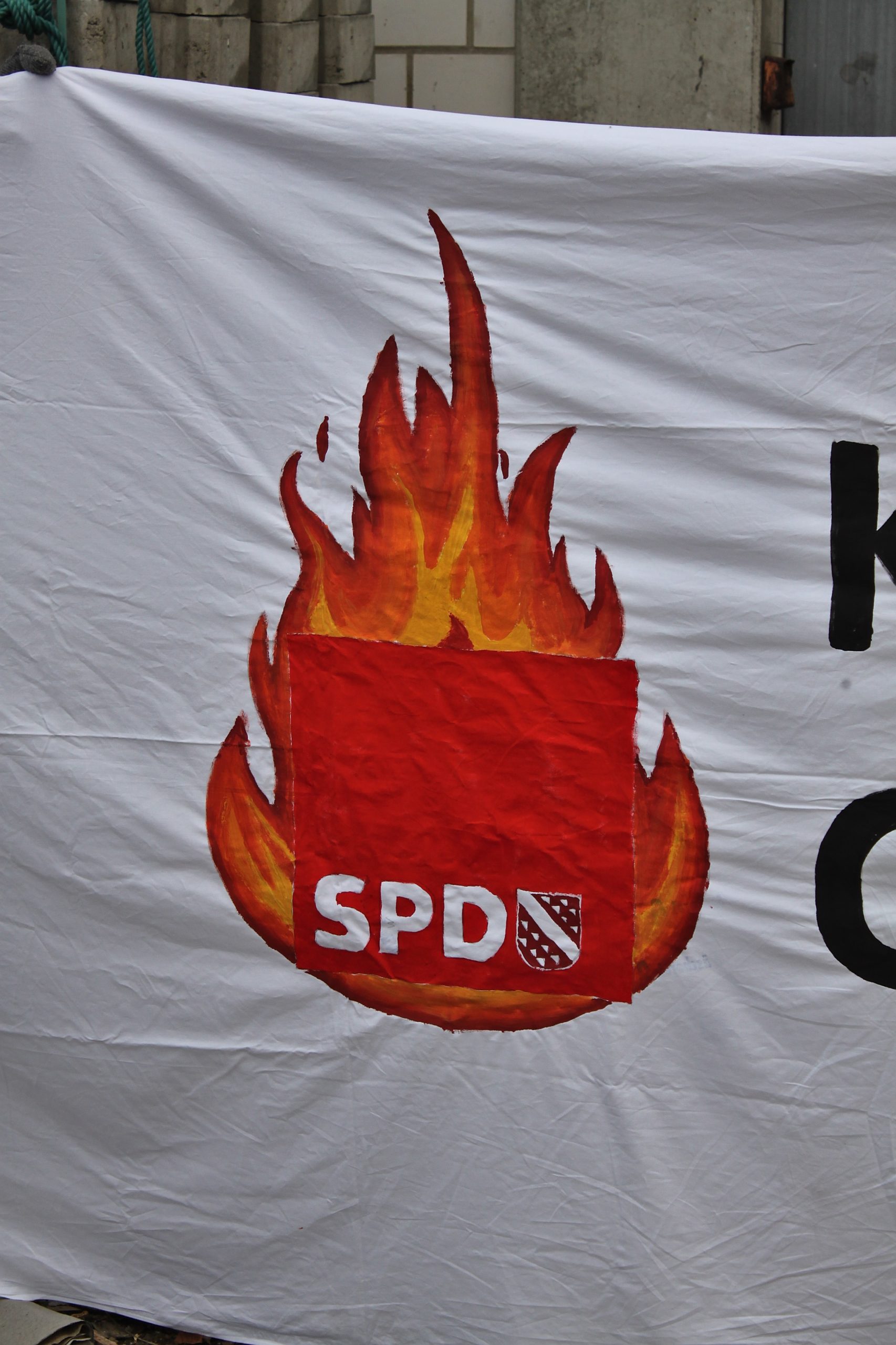 Brennendes Logo der SPD Kassel